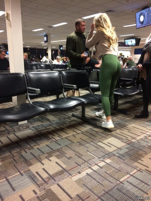 20 дней назад в Чикаго аэропорту видел девушку в таких штанах