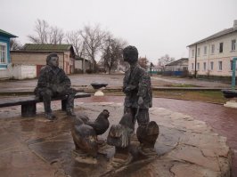 Фильм "Судьба человека". А вот посмотрите как наши власти "увековечили" это. Памятник  у бывшей чайной, где снимался фильм.