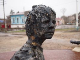 Фильм "Судьба человека". А вот посмотрите как наши власти "увековечили" это. Памятник  у бывшей чайной, где снимался фильм.