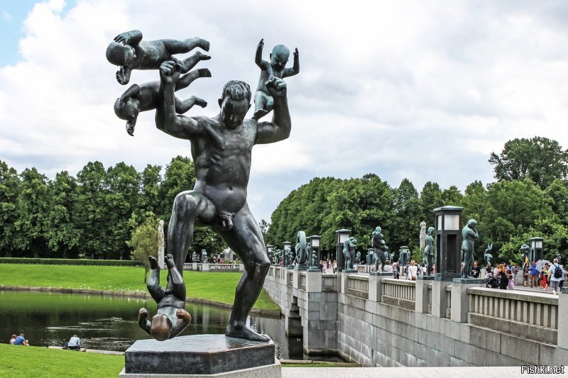 Парк Вигелана в Осло...там много странных скульптур.