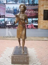 Статуя Маншук Маметовой у входа в посвященный ей музей в Уральске