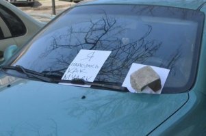 Когда наглость зашкаливает: в Астрахани водитель припарковался в дверях магазина