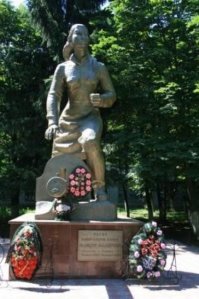 Памятник Герою Советского Союза, пулемётчице Маншук Маметовой в городе Невель Псковской области.
Вечная слава Героям, погибшим за нашу Родину!