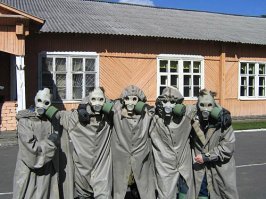 "здравствуй мама! ...
на фото 2-й слева - это я."