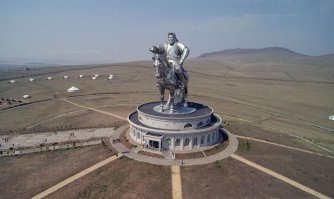 Статуя Чингисхана в Цонжин-Болдоге.Монголия.В гриве коня смотровая площадка а в постаменте музей.