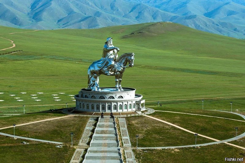 Статуя Чингисхана в Цонжин-Болдоге.Монголия.В гриве коня смотровая площадка а в постаменте музей.