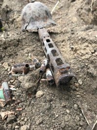 можно я скажу? да подняли солдатика, да и правильно, хоть и безымянный, но есть.
 тут некие вопросы к поднимавшим, ну то такое.
далее про ниже отписавшихся мол нефиг кости беспокоить, так тут реально погиб в бою, ну минка как пример придетела и присыпала, какая тут могила может быть? судя по останкам кулемета просто порвало от разрыва ( хотя вижу только кожух) может и раньше " черные мародернули, вариантов куча, но по каске явный бабах. дальше по гильзачу, вижу много гильз от ппш-тт, и это говорит о том шо мог уже и из табельного отстреливаться в последний момент когда в деде патриков не осталось.