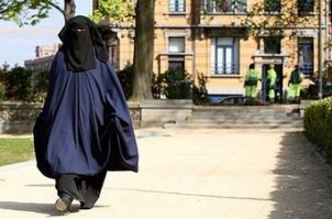 Здесь нужен немного другой восточный костюм. Например этот: