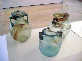 Многочисленная посуда, мелкие скульптурки и украшения, найденные на территории Древнего Египта, говорят о высокой культуре производства. Фаянсовые пластины, которые использовались для облицовки помещений, не что иное, как разновидность стекла.
Именно египтяне, открыли двойной процесс производства стекла. Первичное расплавленное стекло выливалось в воду и ломалось на куски. Затем этот материал (фритт) перетирался и переплавлялся в чистовой плавке. Такая технология просуществовала до позднего средневековья.
Ниже на фото примеры древнеегипетской стеклянной посуды.