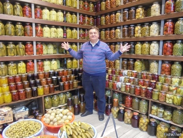 Я в погребок,а там она