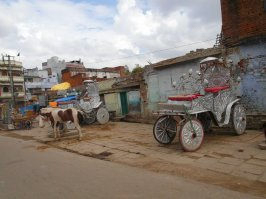 Не такая уж и жесть. Река Ганг из поезда смотрелась довольно чистой. При катании на лодке лодочник зачерпнул из нее воды и выпил. Обезьяны, праздник с музыкой около воды, странная надпись на русском с эмблемой метрополитена, вкусные и дешевые сладости, очень много людей на вокзале. 2013 год.