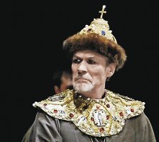 Александр Михайлов едва не умер из-за роли Ивана Грозного в спектакле Малого театра. Ее и раньше называли "проклятой": многие актеры, сыгравшие грозного царя, впоследствии погибали.

Александр Михайлов признается: его сразу напрягло название спектакля: "Смерть Иоанна Грозного". Он попросил убрать слово "смерть", но актера обвинили в "звездной болезни" и отказались это сделать.

Однако на шестом спектакле случилась беда практически на сцене. Далее – больница. Два литра крови из горла. Две полостные операции. Две трети вырезанного желудка, полгода в "Склифе", минус 23 килограмма и – кома.

"Вернулся с того света",   говорит актер, которому тот период жизни вспоминать очень трудно. Только после этой трагедии, когда Михайлов пригрозил уходом из театра, название спектакля поменяли.