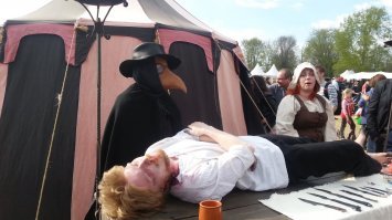 И тебя встречает стремный такой чувачок в прикольной маске