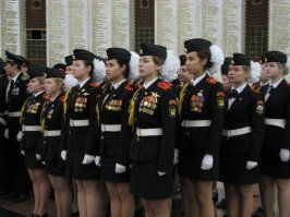 Зато посмотри на девочек в белых бантах на мероприяиях.Вся детская грудь в "орденах".