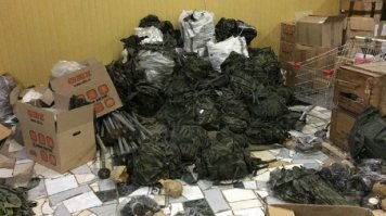 Часть, видимо, через "Пятерочку" толкали, вон и тележка ИХНЯЯ стоит....
