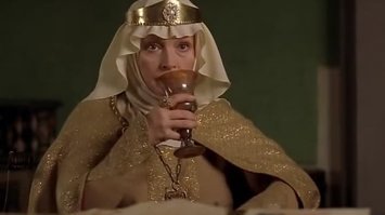 Откормленный дюже. )) Да и Лютик там, хм, на свое канонное описание не подходит.    
Как и эльфы не эльфячие. 
Зато Каланте, Паветта и маленькая Цири - на мой вкус в яблочко попадание. Да и та  Иенифер не так уж плоха.