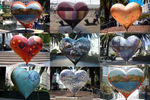 В магазине подарков:
  Девушка, будьте любезны, дайте мне вон ту краcную плюшевую }{опу.
  Но это не }{опа, что вы такое говорите! Это сердце!
  Барышня, я двадцать пять лет работаю кардиохирургом. 
Я ЗНАЮ КАК ВЫГЛЯДИТ СЕРДЦЕ!!! 
Дайте мне пожалуйста вон ту красную плюшевую }{опу…

200 штук понатыкано в разных местах в Сан Франциско. Нет, видимо, настоящих кардиохирургов.