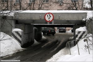 Есть в МСК такой проез (сечас там знак висит совсем оптимистичный 1.3м), но все равно есть оптимисты, которые там создают пробку.
