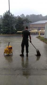 этому хотя бы швабру дали. А в советской армии - ломом платц подметали :)