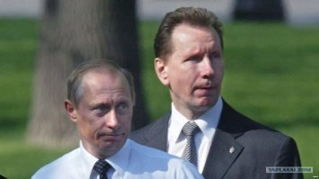 Чисто психологический ход. На баб, если это не красавица, внимания вседа меньше. А дебильную морду охранника мужика видно издалека.
