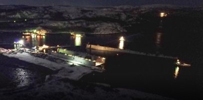 А вот оттуда же фото тонущего дока. "Кузнецова" уже вытащили, а док ещё не до конца утонул. Странно, но никто из кремлеботов до сих пор научно не объяснил народу необходимость планового вывода корабля из дока ночью. Но версии о плановом выводе все придерживаются. Надо понимать, что если бы док утонул при плановом выводе, жертв было бы много, а так, на нем была только дежурная смена, минимум людей.
Тишина про пропавшего начальника смены. Где он? Его труп нашли и опознали или он в лондонграде деньги пересчитывает?