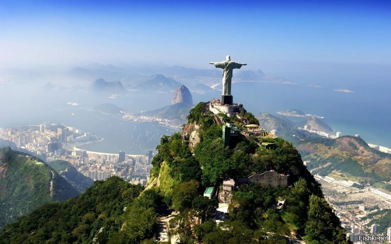 Статуя Иисусу Христу, в Рио-Де-Жанейро, так и установлена, на вершине горы Корковаду: 780м над уровнем моря.