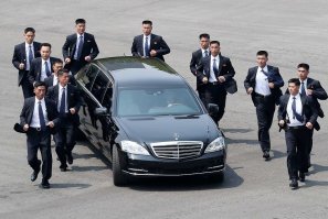 Женщины-телохранители: почему известные политики меняют накачанных секьюрити на хрупких дам?