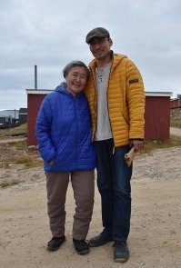 "Охоту на тюленей, редких китов и находящихся под охраной белых медведей местные охотники осуществляют в полном соответствии с законом - на них выделяются специальные правительственные квоты. Без этой добычи местное население просто не смогло бы выжить в суровом северном климате."

Вот эта одежда из шкур белых медведей и кишок нарвала, без которой местное население не может выжить?