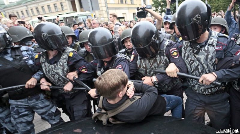 А у нас уже вот так... На мирных митингах против коррупции бьют-арестовывают уже даже детей.