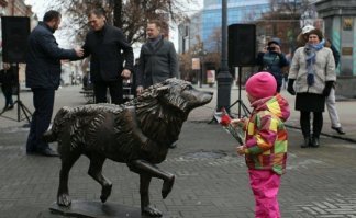 Скульптор что, никогда не видел живых собак? Что у памятника с лапами - это пес после колес автомобиля? Бездарная скульптура, потраченных денег не стоит, никаких эмоций не вызывает.