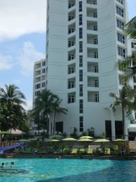 В Паттае жил рядом с Хард-Рок отелем. Само здание правда обычное. Зато бассейн у них шикарный и как раз в форме гитары. Ну и сама гитара (вернее гриф) тоже рядом стояла, метров 10 высотой.