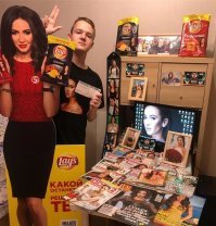 После концерта единственный зритель попытался взять автограф, но после нескольких неудачных попыток, был принят санитарами и увезён в направлении психиатрической лечебницы. 
P.s. На фото зритель с билетом на концерт.