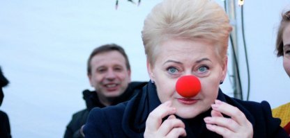 "Президент Литвы Даля Грибаускайте отправляется с рабочим визитом в Китай. На переговорах с руководством Компартии КНР Грибаускайте планирует обсудить экспорт литовских товаров в Китай, участие Литвы в китайском проекте «Нового шелкового пути» и сотрудничество Евросоюза с Поднебесной. Литовское руководство всерьез рассчитывает на долгосрочное экономическое партнерство с Китаем и китайские инвестиции, и его не останавливают ни своя антикоммунистическая идеология, ни необходимость восстанавливать отношения с Россией, ни прямой призыв США к союзникам в Восточной Европе не иметь дел с Китаем."
-----*
И, куда эта шалава поперлась?
Почему не в штаты?