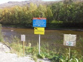 Граница между Норвегией и Россией. Глубина речки - по колено. В кружке - пограничный столб России.