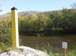 Граница между Норвегией и Россией. Глубина речки - по колено. В кружке - пограничный столб России.