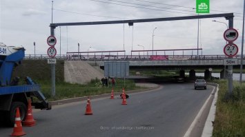 Специально для умников: в Питере это (а также баннер в надписью "Газель не пройдет") не помогает. Только высмеивание пострадавших в СМИ хоть как-то обратило внимание водителей на проблему.
