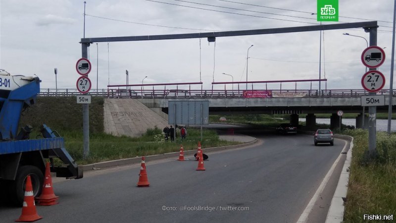 Специально для умников: в Питере это (а также баннер в надписью "Газель не пройдет") не помогает. Только высмеивание пострадавших в СМИ хоть как-то обратило внимание водителей на проблему.