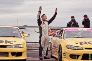 Вот что постить надо...

Сибиряк из Красноярска Георгий Чивчян - чемпион мира по дрифту!
Соревнования завершились сегодня в Токио (Япония). В финальных заездах судьи практически единогласно проголосовали за россиянина.
К финалу трибуны хором скандировали: “Гоча! Гоча!”. Заезд чемпиона РДС и швейцарца Ива Мейера прошел быстро и гладко, преимущество сибирского пилота было заметно невооруженным глазом и вот, уже через несколько минут, сжимая в одной руке Кубок Мира, а в другой-российский флаг, Георгий Чивчян стоял на высшей ступени пьедестала, подпевая гимну России, сообщает портал "Автоспорт".
Второе место занял Ив Мейер из Швейцарии, а третьим стал таец Чанатпон Кердпиам.
По итогам FIA IDC 2018, Кубок Мира по дрифту уезжает в Россию и это в очередной раз подтверждает превосходство наших пилотов на мировой арене! 
Следующий сезон RDS GP начнется в мае 2019 и он будет особенный-юбилейный сезон для РДС!