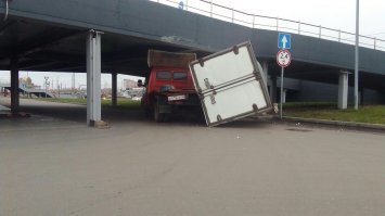 Аффтор дурачок...
или провокатор. Я склоняюсь ко второму.
ВОт скажите мне, что там такое краснеет под синей стрелочкой на занке? Том что справа. НА ЕДИНСТВЕННОМ ЗНАКЕ НА ФОТО!!!?? Уж не ограничение ли высоты и предупреждение о габаритах?
У водителя отобрать права и оштрафовать на всю сумму ремонта моста. И также раскричать по РУнету. И сразу мост станет нормальным :)