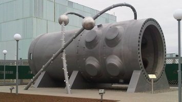 Рядом с заводом стоит корпус настоящего реактора ВВЭР-1000 произведенного еще при СССР. Можно подойди и потрогать ручками.