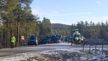 Пендосы прилетели к викингам (межгалактические учения против сил зла Путина), выпал снег...8 единиц техники "положили", врезались с гражданский автобус, около 10 человек поехало в больницу.