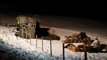 Пендосы прилетели к викингам (межгалактические учения против сил зла Путина), выпал снег...8 единиц техники "положили", врезались с гражданский автобус, около 10 человек поехало в больницу.