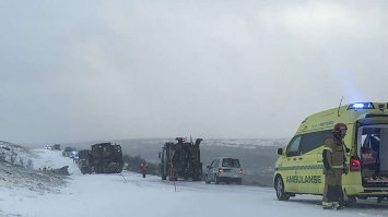 Пендосы прилетели к викингам (межгалактические учения против сил зла Путина), выпал снег...8 единиц техники "положили", врезались с гражданский автобус, около 10 человек поехало в больницу.