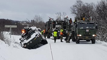 Пендосы прилетели к викингам (межгалактические учения против сил зла Путина), выпал снег...8 единиц техники "положили", врезались с гражданский автобус, около 10 человек поехало в больницу.