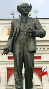 15 самых странных памятников Ленину, которые можно найти по всему миру