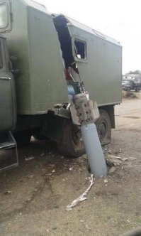 Это не "не довез", а украницы во время проведения так называемой АТО попали по касательной в машину не разоравшимся реактивным снарядом от Урагана. Фото снято возле Дмитровки (ЛНР)

На таких фургонах, если что, не возят боеприпасы. и тем более без тары