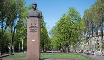 Бюст Л.И. Брежневу в г. Каменское (бывший Днепродзержинск, Украина)