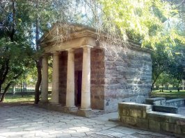 Ну как новодел, лет 10 этому домику на моей памяти. Просто в свое время в парке была создана такая имитация древней  Феодосии. Очень удачная, потому как многие путали ее с реальными сооружениями.