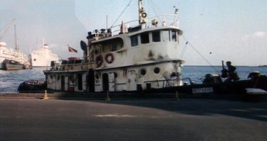 Буксир «Циклон», использовавшийся в съёмках фильма, был построен в Нью-Йорке в 1944 году и носил там название «ST490» US Army. Судно было известно тем, что после передачи СССР в 1947 году оно значительную часть пути в Одессу из Нью-Йорка прошло своим ходом.«Циклон» проработал в Одесском порту до 1988 года и был последним сохранившимся к моменту съёмок фильма американским буксиром из переданных по ленд-лизу в Советский Союз