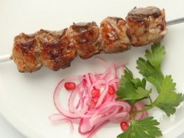 Чего там есть? Мясо-то где?
А нормальных кебабов-сколько съест?